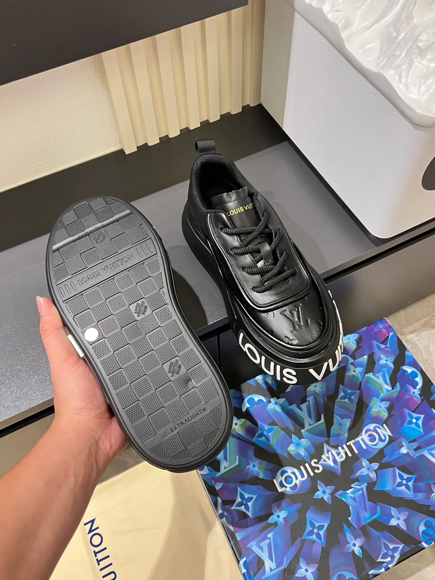 p560 "LOUI* VUITTO*" popular men's casual shoes, genuine development in Italy💯Purchase level quality✔️The upper is made of official website material first-layer cowhide, comfortable and soft sheepskin feet⚡️Fashionable and versatile. The toe last shape is firm and full, and the soles are made from LV original molds and can be freely entered and exited the counter. They are light and comfortable on the foot~purely handmade, details determine the quality! Size:39-44, (38.45 customized)